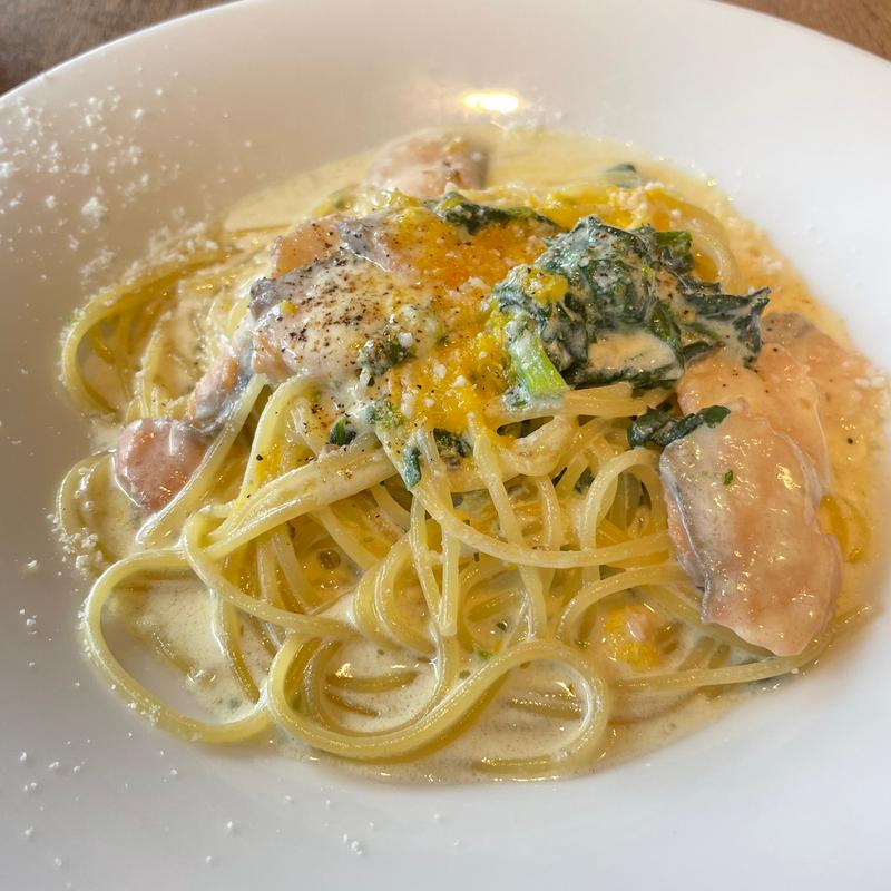 サーモンと菜の花のクリームパスタ オレンジの香り(カフェ＆ブックス ビブリオテーク 東京・吉祥寺（café & books bibliothèque Tokyo Kichijoji）)