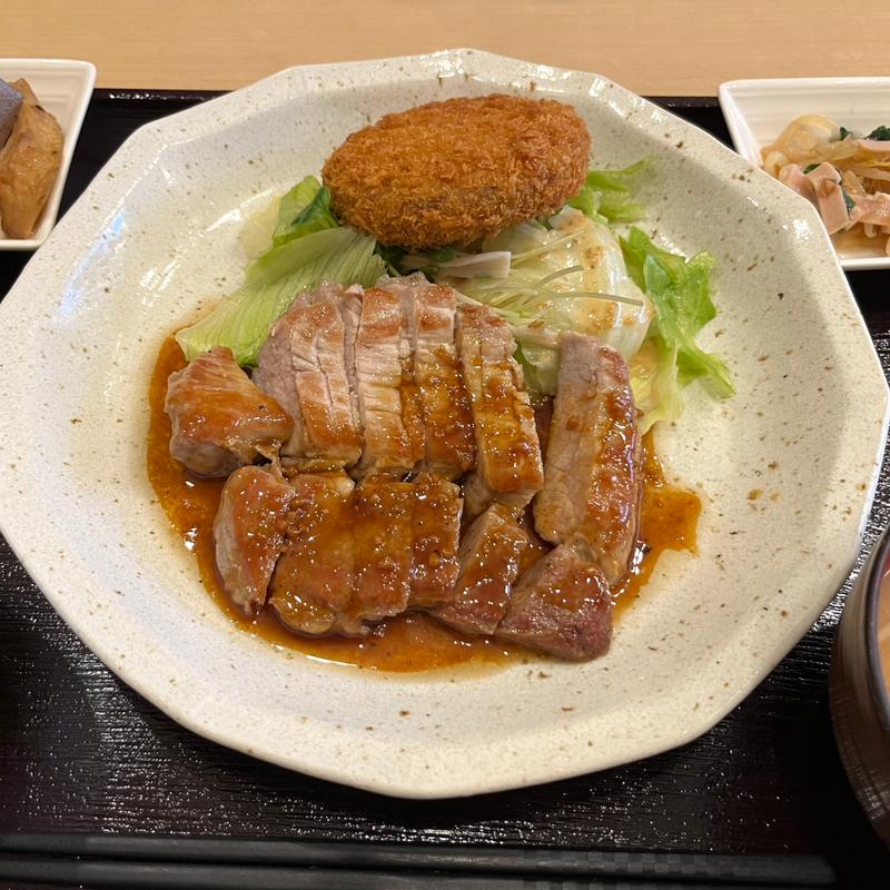 日替わり　三元豚ももステーキとメンチカツ(絆 旬の肴と和み酒場)