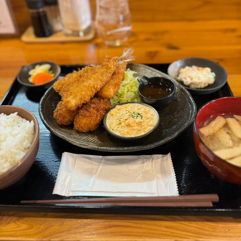 カキとアジフライのW定食(和食バル クオッカ 大塚店)