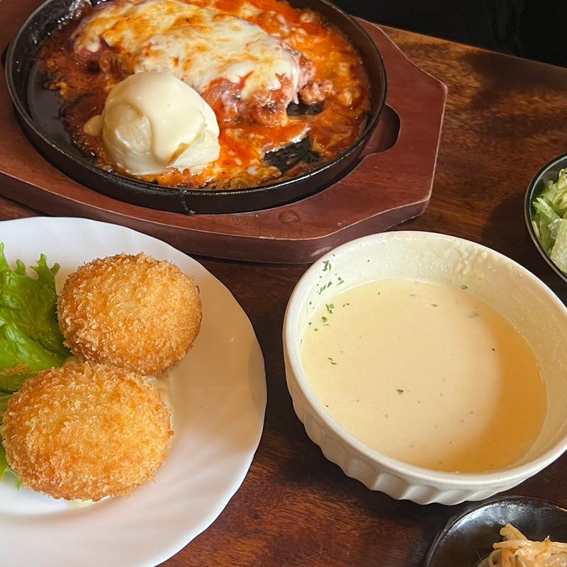 カニクリームコロッケとチーズハンバーグセット(民芸レストラン 盛よし)