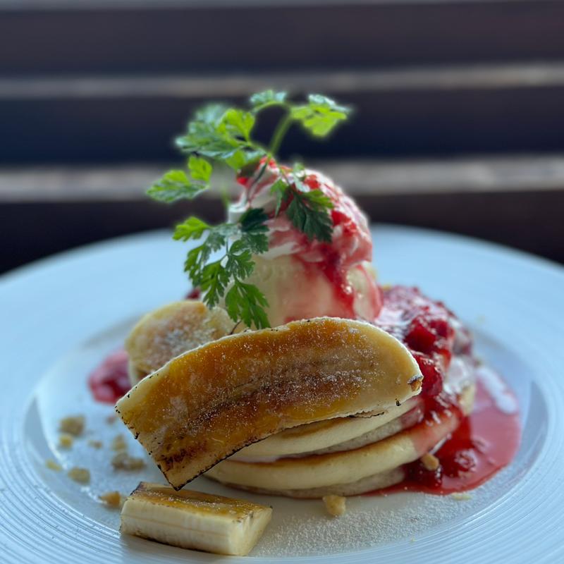 自家製いちごのコンフィチュールとキャラメリゼバナナのパンケーキ(グラニットカフェ)