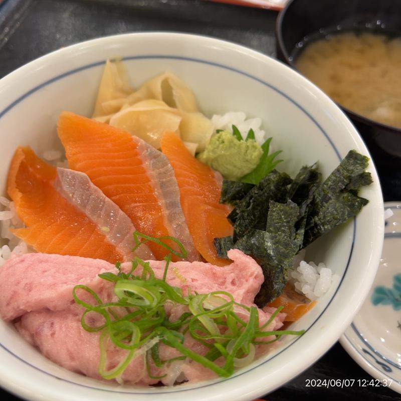 まぐろたたきサーモン丼(目利きの銀次 神保町駿河台下店)