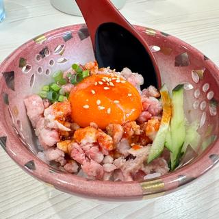 牛ユッケ丼(ラーメン専科 竹末食堂)