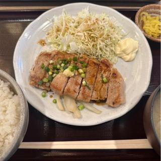 厚切り生姜焼き定食(紅とん 神田神保町店)