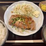 厚切り生姜焼き定食(紅とん 神田神保町店)