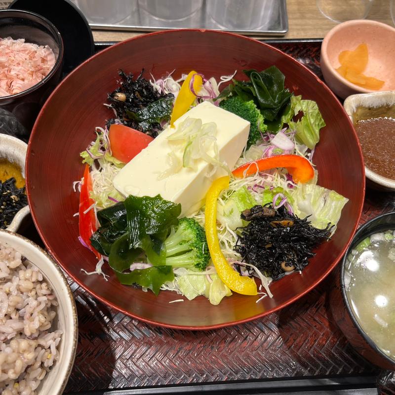 ひんやり豆腐と海藻の和風サラダボウルとしそひじきご飯(大戸屋ごはん処 新宿西口大ガード店)