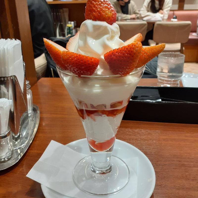 苺パフェ(心斎橋ミツヤ ホワイティ梅田店)