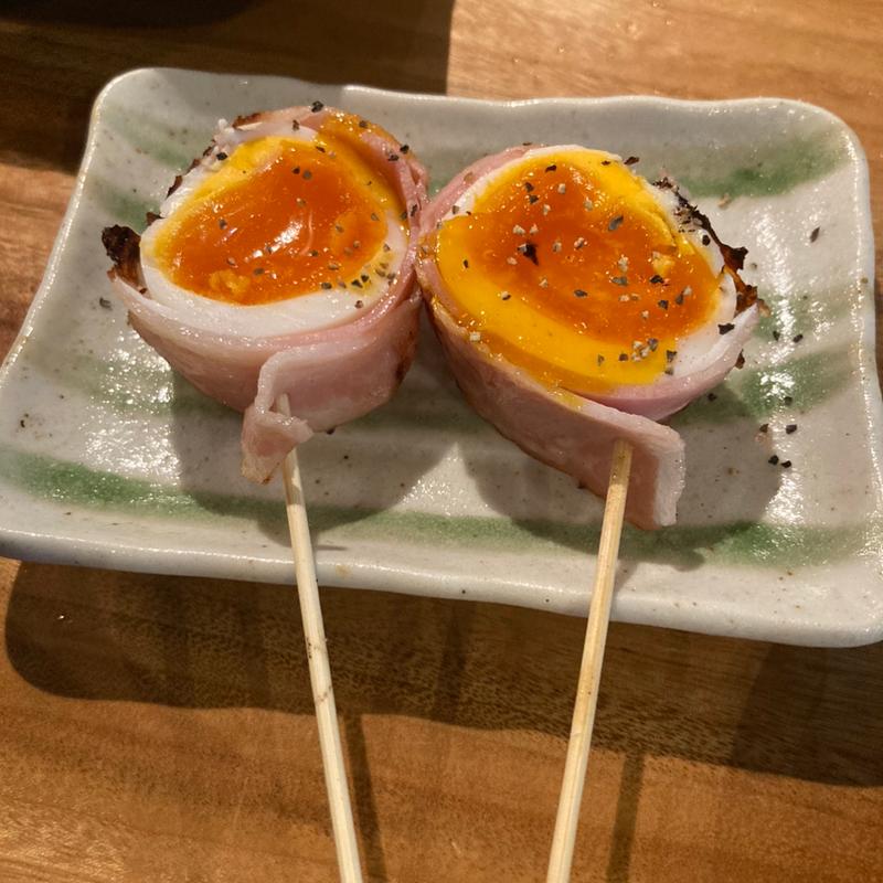半熟卵のベーコン巻き(やさい巻き串屋 ねじけもん 春吉)