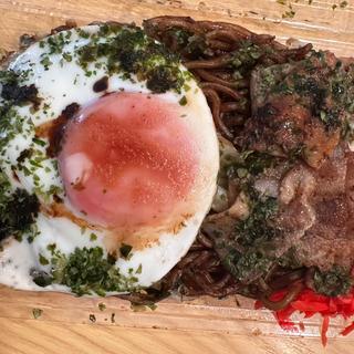 並盛り焼きそば肉、玉(やきそばマミー)