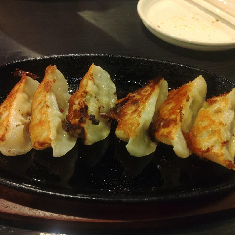 鉄板餃子(居酒屋うまてば)