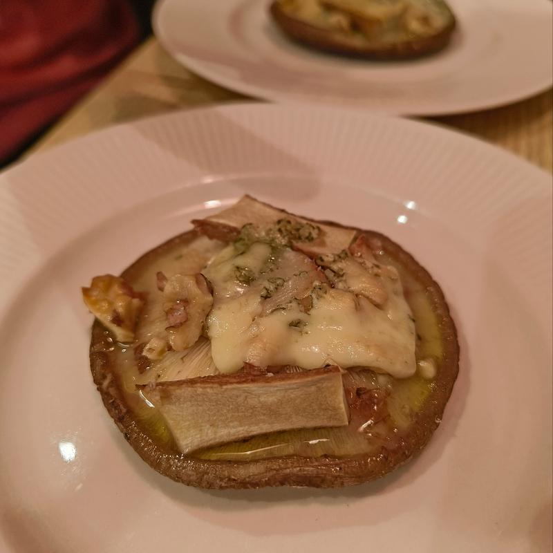 肉厚しいたけ、ブルーチーズ、くるみのオーブン焼き(ヴァンマリ)