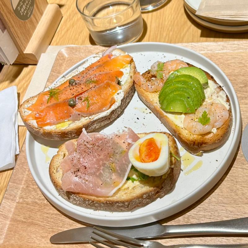 具沢山のオープンサンドウィッチ(CAFE DULCET)