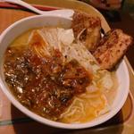 豚バラ肉の唐揚げとあんかけ麺、ニンニク黒胡麻バター付き(ヴォルケイニア・レストラン)
