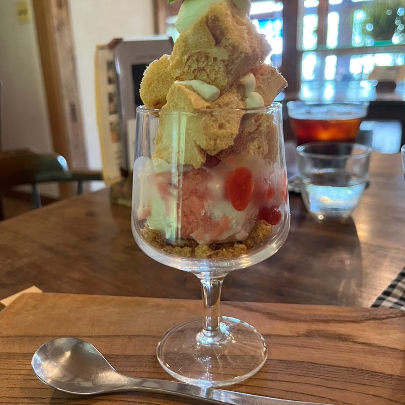 ざくざくいちごパフェ(cafe hiyori)