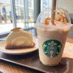バナナブリュレフラペチーノ バナナの米粉ロールケーキ