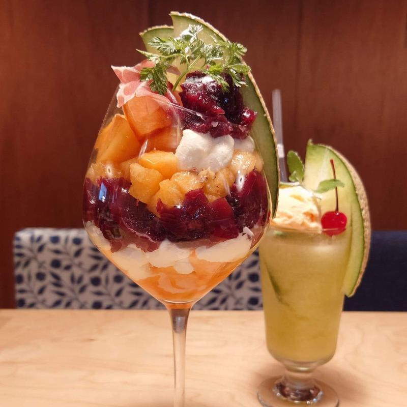 メロンと赤いサングリアのパフェ(果房　メロンとロマン)