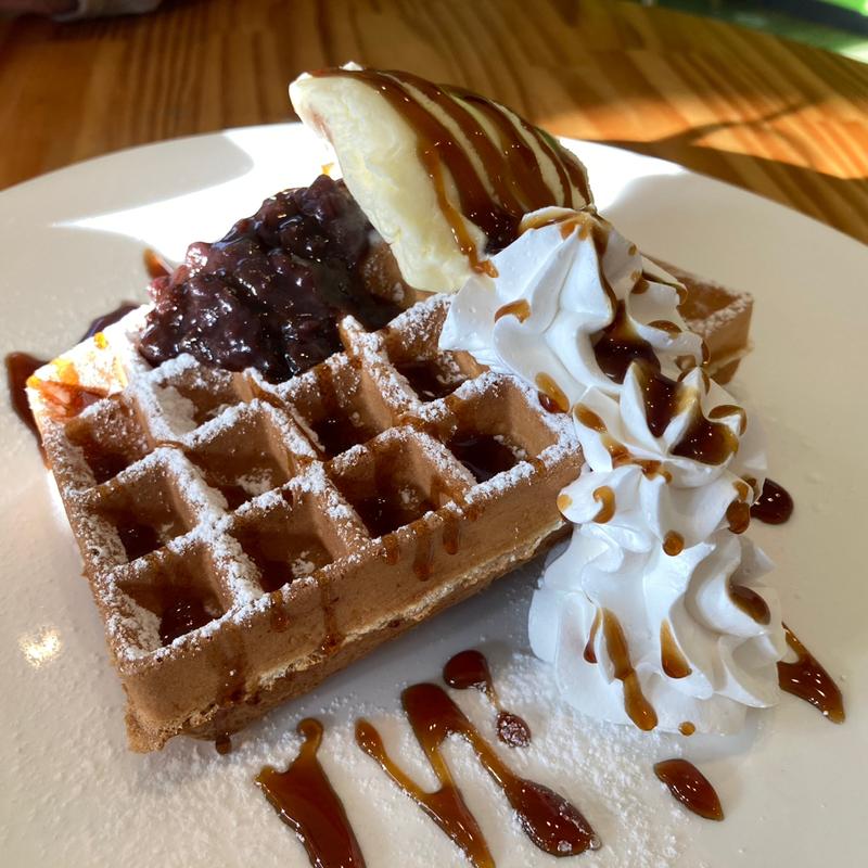ワッフルセット　バニラアイス、生クリーム、小豆(Cafe Peco)
