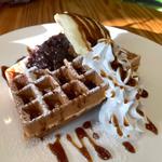 ワッフルセット　バニラアイス、生クリーム、小豆(Cafe Peco)