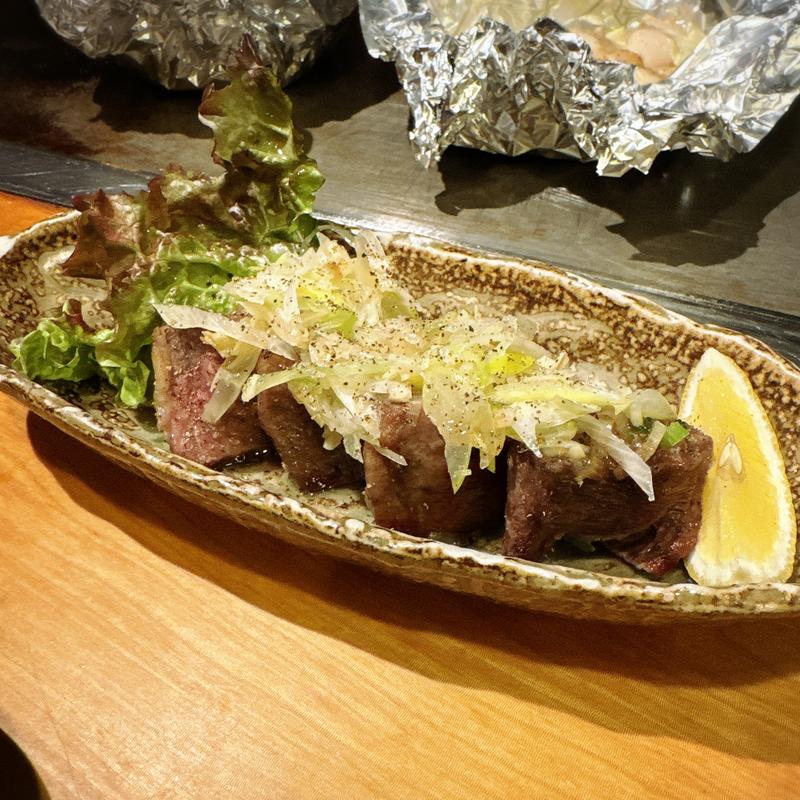 厚切り牛タンネギまみれ鉄板焼き(もんじゃ駒と 中目黒 鉄板焼き居酒屋)