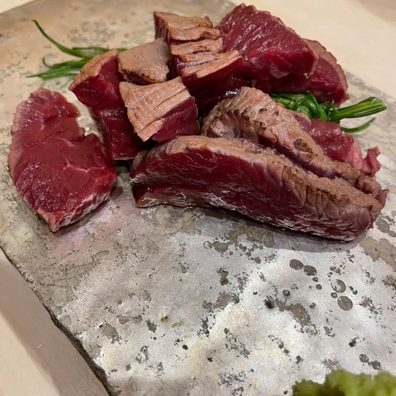 オーストリッチの炙り刺し(呑喰屋 おもて)