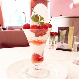 山形県産佐藤錦のパフェ(資生堂パーラー 銀座本店)