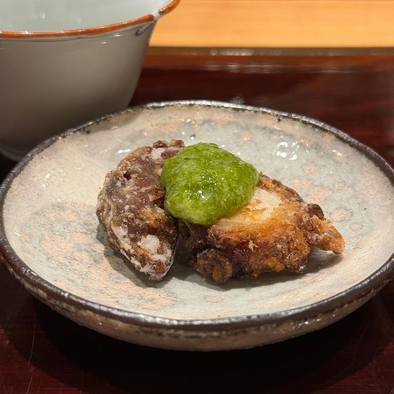 タコの柔らか煮揚げ おくらタタキ添え(冨すし)