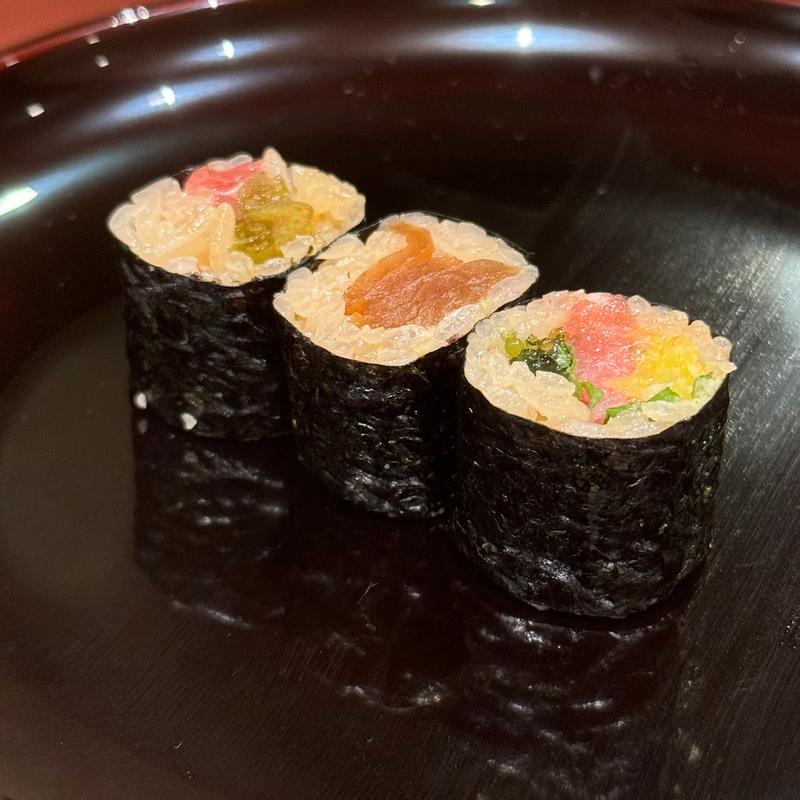 巻物(わさび菜入り中とろ鉄火、かんぴょう、海ぶどう入りとろたく)(冨すし)