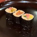 巻物(わさび菜入り中とろ鉄火、かんぴょう、海ぶどう入りとろたく)