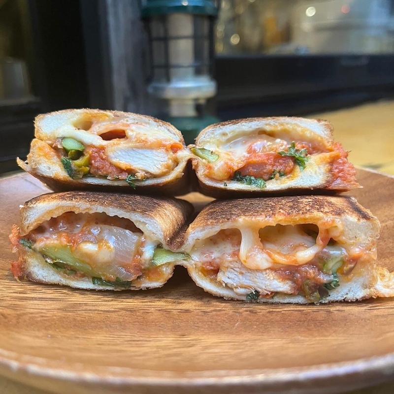 ホットサンド チキンとアスパラのトマト煮チーズ(西荻ヒュッテ)