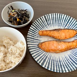 鮭定食(鮭、ひじき煮、ご飯)(ベルクス 東墨田店)