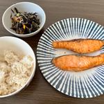 鮭定食(鮭、ひじき煮、ご飯)