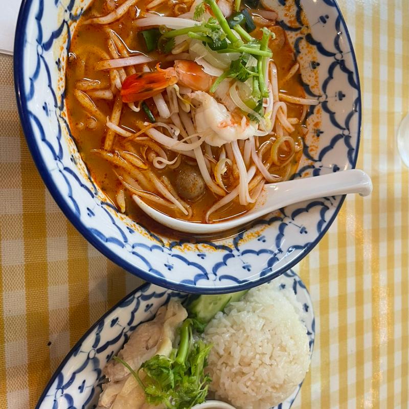 トムヤムクンラーメン&タイのチキンライスセット(タイ屋台料理 ティーヌン 銀座ファイブ店)