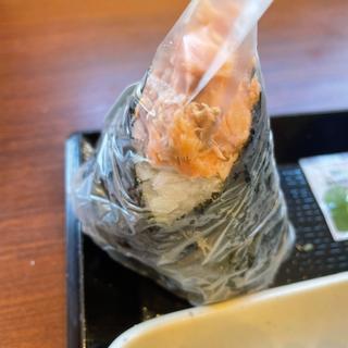 鮭おにぎり(丸亀製麺小平)