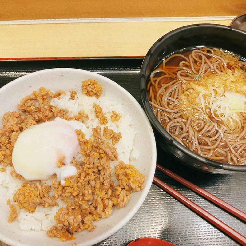 鶏そぼろとたぬきそば(よもだそば 日本橋店)
