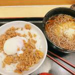 鶏そぼろとたぬきそば