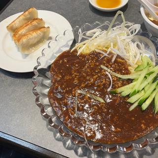 ジャージャー麺と餃子(神田餃子屋 本店 （カンダギョウザヤ）)