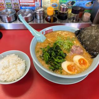 特製味噌ラーメン中　味玉　半ライス(ラーメン山岡家 越谷レイクタウン店)