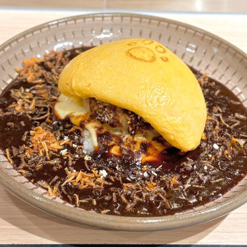 ハンバーグオムライス（黒カレーソース・チーズトッピング）(はんばーぐ&おむらいすのお店 いくら 渋谷店)