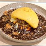 ハンバーグオムライス（黒カレーソース・チーズトッピング）(はんばーぐ&おむらいすのお店 いくら 渋谷店)
