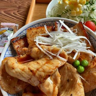 ハーフ&ハーフ丼 肉大盛 サラダ(元祖豚丼屋 TONTON 住吉店)