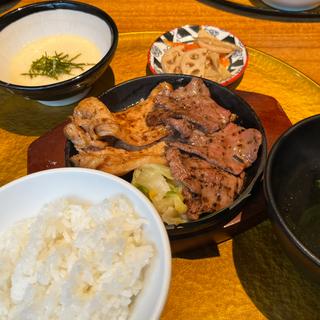 コンボ2種盛り定食(牛タン 伊地知 御茶ノ水ワテラス店)