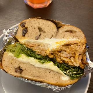 タンドリーチキンサンド（レーズン）(オーゾウ ベーグル （OZO BAGEL）)