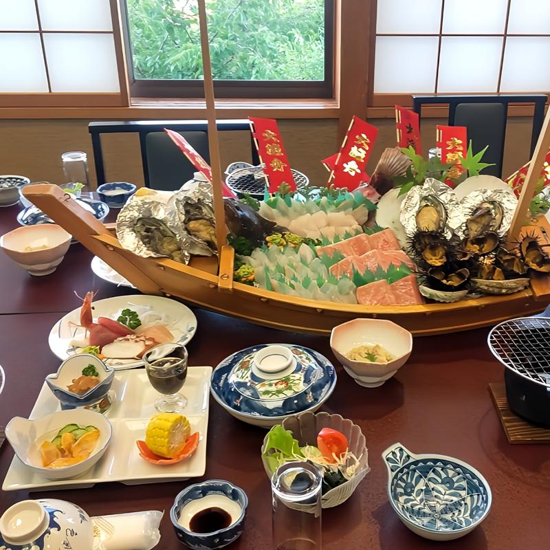 海の幸盛り合わせ、あわびおどり食いと本マグロ大トロ刺身コース（1泊2食）(気仙沼ちゃんの宿アインスくりこ)