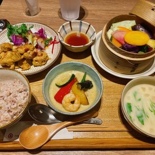 タンドリーチキンと具沢山グリーンカレー(musi-vege+ 阪急三番街店（ムシベジプラス）)