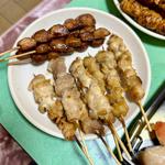 焼き鳥盛合せ(にんにく揚げ、ぼんじり、若どり)(かぶら屋 曳舟店)