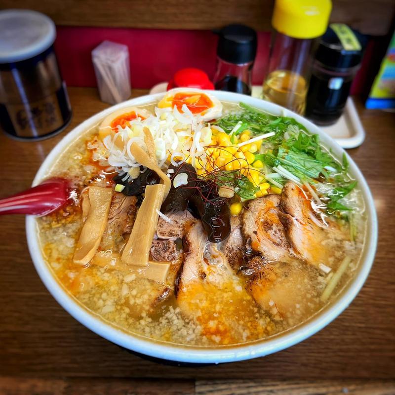 塩ぶた麺RED しこたま盛り 背脂入り(こだわりラーメン 味の横綱)