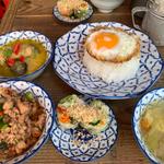 ハーフガパオ&ハーフゲンキョーワーン(タイ・イサーン料理ヤムヤム 銀座)