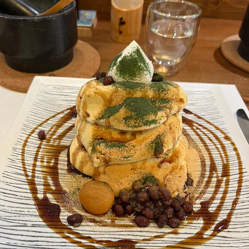 黒蜜きな粉と丹羽小豆の抹茶パンケーキ(紅鶴)