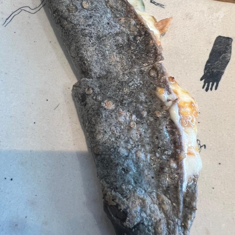 カルニータスのケサディーア(Los Tacos Azules)