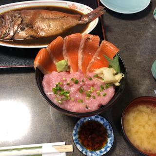 サーモンネギトロ・金目鯛の煮付け(食堂　お魚直売所)